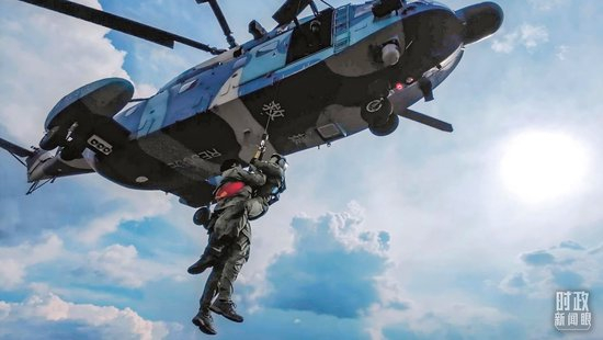 △空军航空兵某旅开展搜救课目训练。（解放军画报特约记者徐艺洋拍摄）