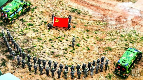  △联勤保障部队第902医院组织党员重温入党誓词。（解放军画报董浩拍摄）