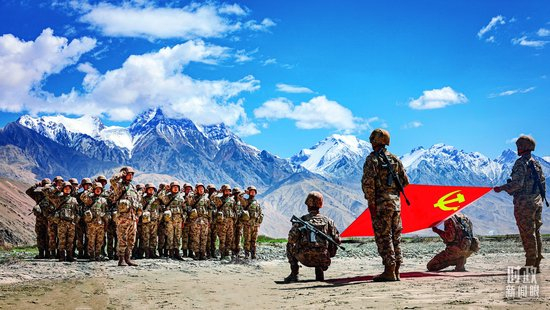 △新疆军区某团组织新党员向党旗宣誓。（解放军画报马太郎拍摄）