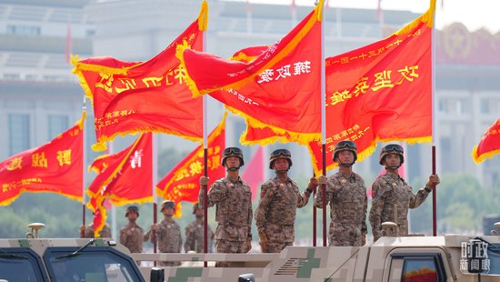 △九三阅兵中的战旗方队。（总台记者李晋拍摄）
