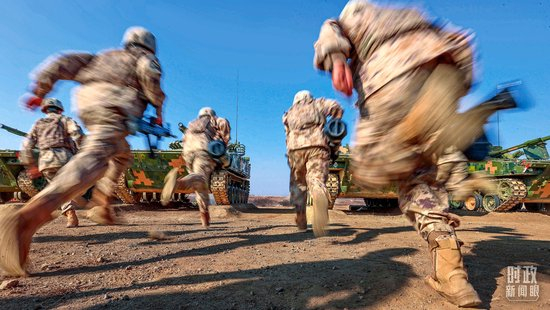  △陆军第71集团军某旅官兵奔赴战位，开展实战化训练。（解放军画报黄振宇拍摄）