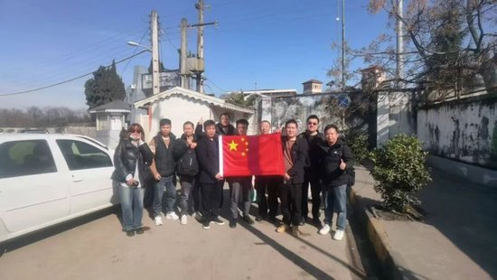  谭小林和剩下的成员一起撤离。受访者供图