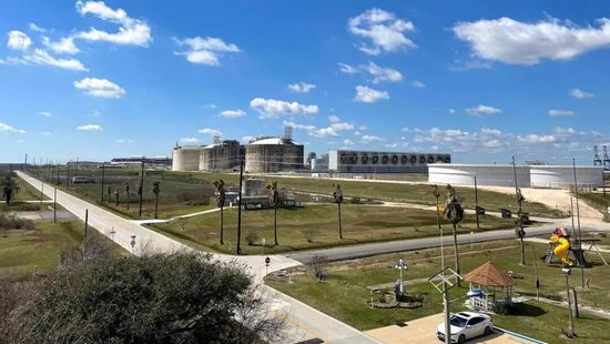 得克萨斯州某液化天然气设施内的储气罐和天然气冷却装置