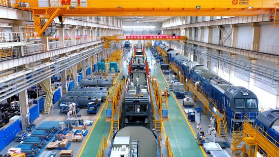  2025年8月12日，在中车大连机车车辆有限公司，工作人员正在进行总装作业。（受访单位供图）