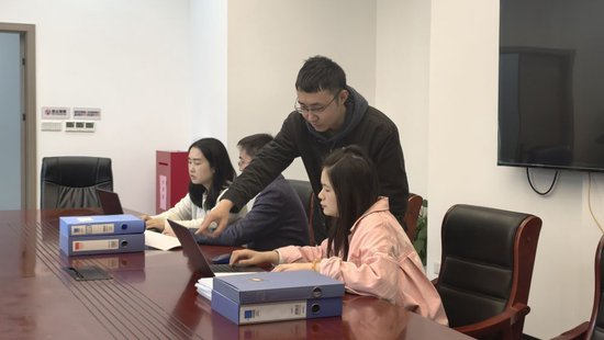 重庆市渝中区纪检监察干部借助数据分析系统筛查问题线索、分析异常数据。（受访者供图）