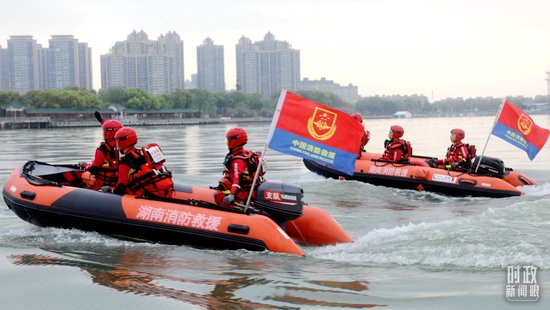 △2026年4月，湖南常德消防救援支队水域救援专业队在柳叶湖开展舟艇集结训练。（图/视觉中国）