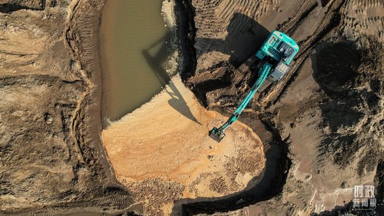  △2023年11月，白沟河治理工程（涿州段）施工航拍。（总台记者李晋拍摄）