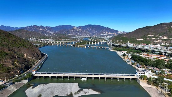  △永定河三家店引水枢纽航拍。（总台央视记者程铖拍摄）