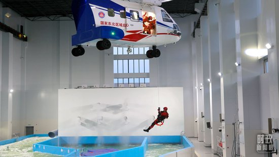 △2025年4月，黑龙江省大庆市，国家东北区域应急救援中心正在进行应急救援演练。（图/视觉中国）