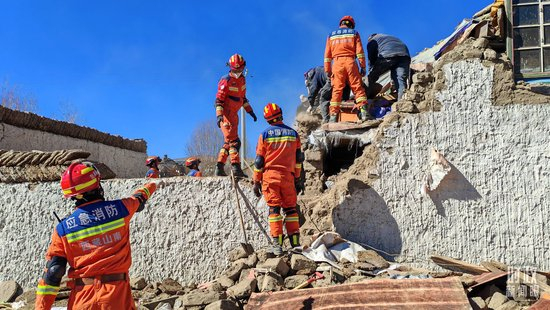 △2025年1月，西藏日喀则定日县长所乡，救援人员为受灾百姓搜寻被掩埋的财产物资。（图/视觉中国）