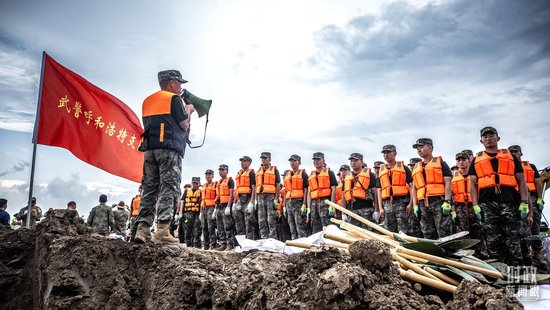 △2025年7月，武警内蒙古总队呼和浩特支队官兵进行抗洪动员。（图/视觉中国）
