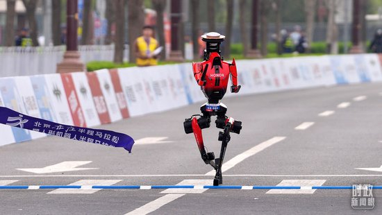 △4月19日，2026人形机器人半程马拉松在北京亦庄开跑。（图/视觉中国）