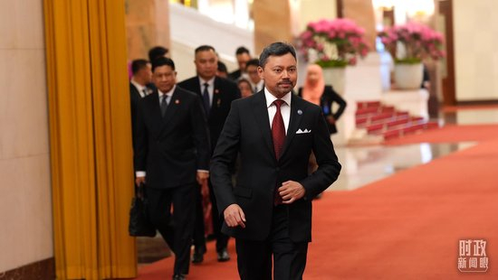 △文莱王储比拉步入会见厅。（总台记者李晋拍摄）