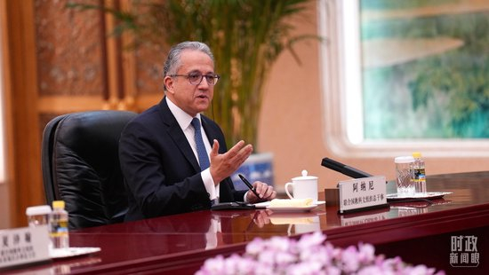  △会见中的联合国教科文组织总干事阿纳尼。（总台记者李晋拍摄）