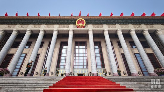  △5月14日上午，人民大会堂东门台阶上铺设的红毯。（总台央视记者许永松拍摄）