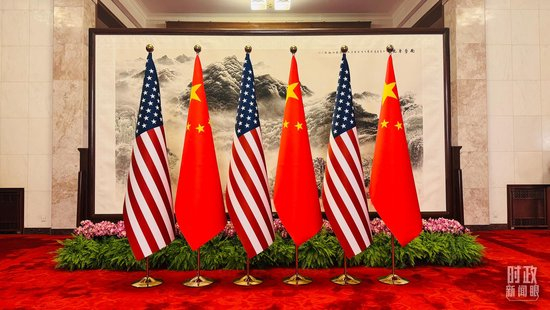  △5月14日上午，人民大会堂里摆放的中美两国国旗。（总台央视记者黄茜拍摄）