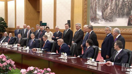  △会谈期间，特朗普逐一向习主席介绍随访企业家。（总台央视记者王冰供图）