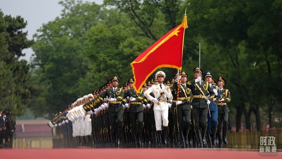  △5月14日上午，欢迎仪式上的中国人民解放军仪仗队。（总台记者李晋拍摄）