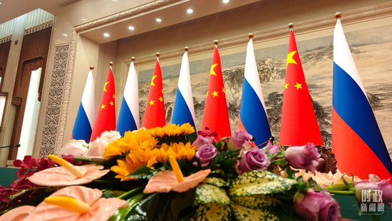 △会谈后，中俄两国元首出席签字仪式并共见记者，这是开始前的现场。（总台央视记者曹亚星拍摄）