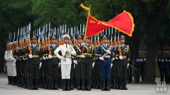  △欢迎仪式上的中国人民解放军仪仗队。（总台记者李晋拍摄）