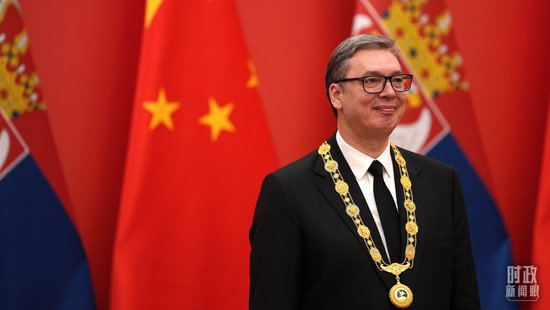 △塞尔维亚总统武契奇在授勋现场。（总台记者李晋拍摄）