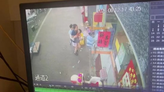  △事发后，陈女士抱着孩子前往医院。