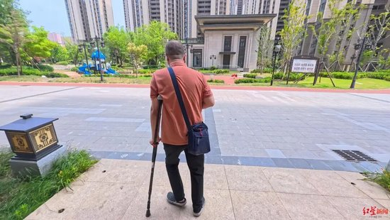  赵父身体残疾，目前只能拄拐杖出行