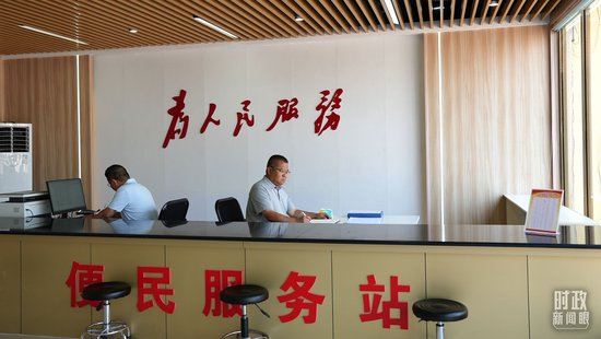 △西于架村党群服务中心的便民服务站。（总台央视记者赵化拍摄）