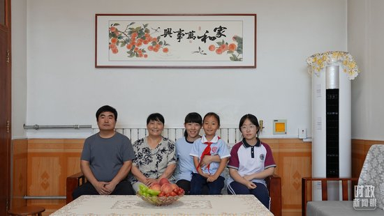 △西于架村村民于鑫辉和家人。（总台央视记者赵化拍摄）