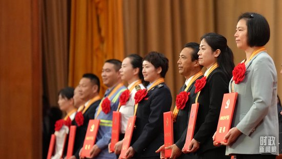 △全国“两优一先”代表上台领奖。（总台记者李晋拍摄）