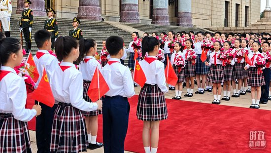 △习近平总书记强调，青年是实现中华民族伟大复兴的生力军。图为迎候获奖者的青少年。（总台央视记者许永松拍摄）