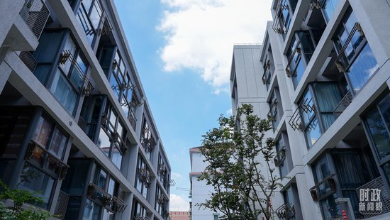 △市民新村居民区的崭新居民楼。（总台央视记者赵化拍摄）
