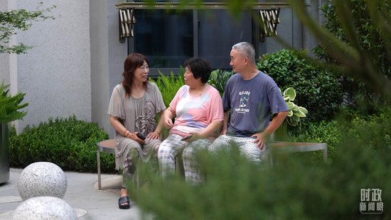 △市民新村居民区的居民在小区里聊天。（总台记者李晋拍摄）