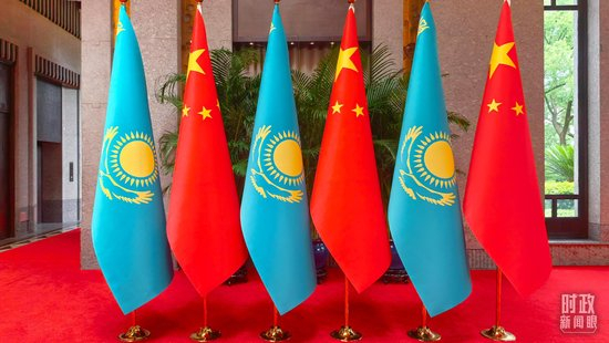  △会见现场的中哈两国国旗。（总台央视记者史伟拍摄）
