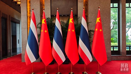 △会见厅外的中泰两国国旗。（总台央视记者曹亚星拍摄）