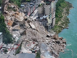 重庆山体崩塌，最大一块崩塌山石约3000多立方米，相当于一栋楼 喊居民撤离的网格员，走在队伍最后面，被碎石击中