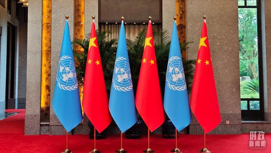  △会见厅外的中国国旗和联合国旗帜。（总台央视记者张垚拍摄）