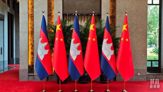  △会见厅外的中柬两国国旗。（总台央视记者郭鸿拍摄）