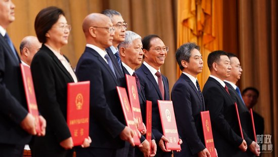  △在国家科学技术奖励大会、两院院士大会、中国科协第十一次全国代表大会上受到表彰的科技工作者们。（总台记者李晋拍摄）