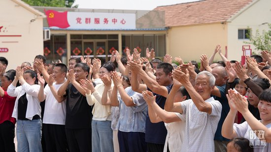 △西于架村的欢送人群。（总台央视记者赵化拍摄）