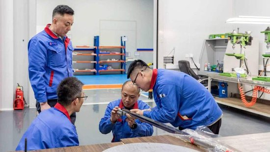 长春市见真精密机械制造有限公司厂房内，工作人员在查看部件精度（2026年1月14日摄）。新华社记者段续 摄