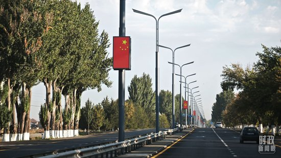 △比什凯克街头电子屏显示中吉两国国旗。（总台央视记者王鹏飞拍摄）