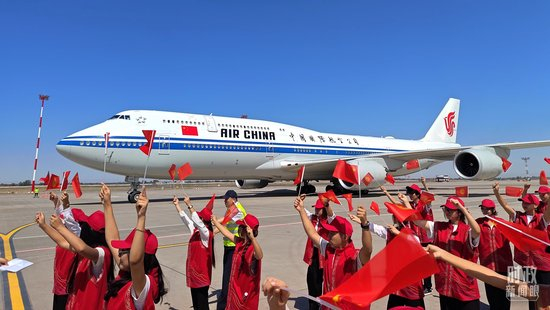  △习主席的专机抵达比什凯克玛纳斯国际机场。（总台央视记者王哈男拍摄）