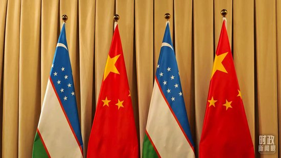 △会见现场的中乌两国国旗。（总台央视记者高鑫翼拍摄）