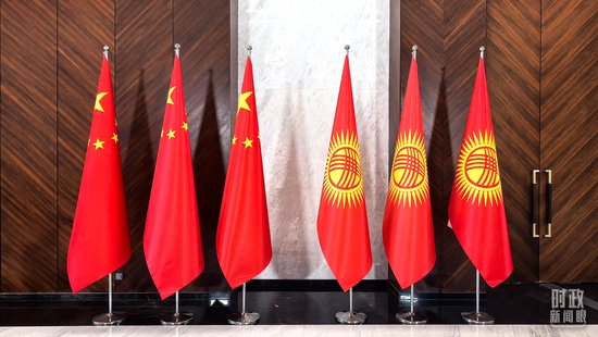  △两国元首合影现场。（总台央视记者杨波拍摄）