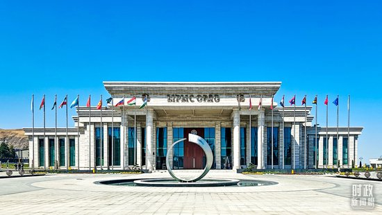  △此次上合峰会的主会场比什凯克幸福宫。（总台央视记者张垚拍摄）
