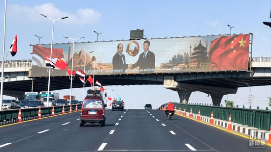  △开罗街头，迎宾氛围浓厚。（总台央视记者高帅、周志国拍摄）
