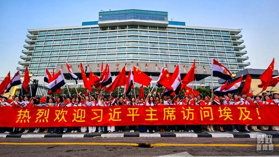  △当地民众热烈欢迎习主席到访。（总台央视记者高帅拍摄）