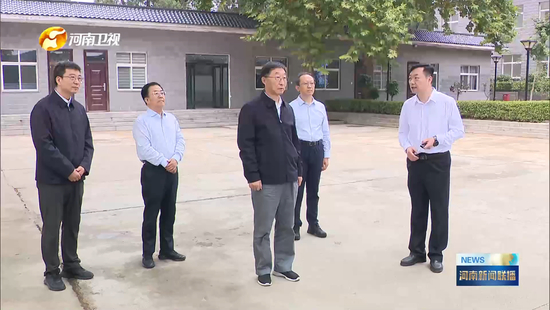 刘宁在少林寺管理处听取有关工作情况汇报。截图来源：河南新闻联播