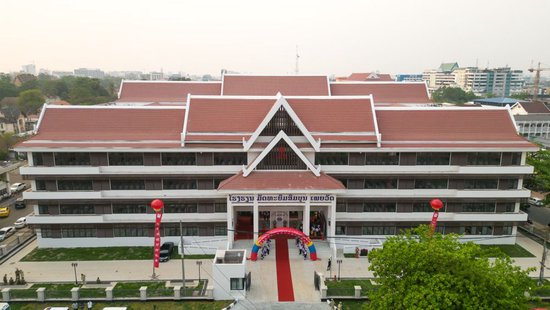  这是2023年3月30日在老挝万象航拍的中国援建的皮瓦中学（无人机照片）。新华社发（凯乔 摄）